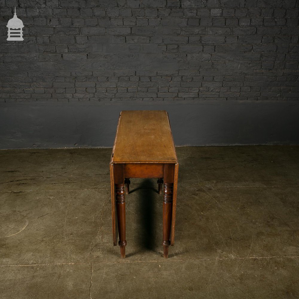 Georgian Light Flame Mahogany Gate-Leg Table with Turned Legs